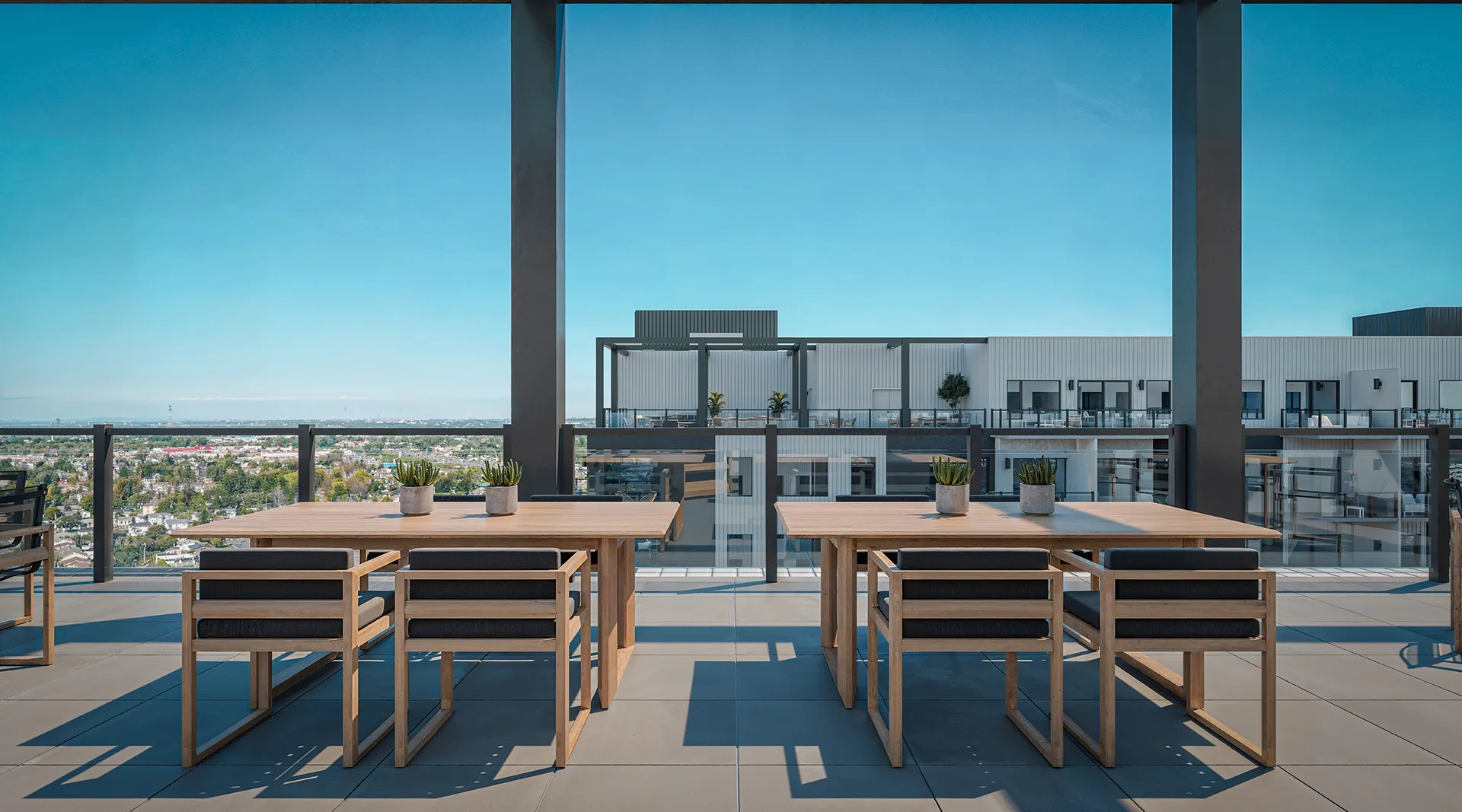 Condos sur la Rive-Sud avec vue sur le fleuve au loin.